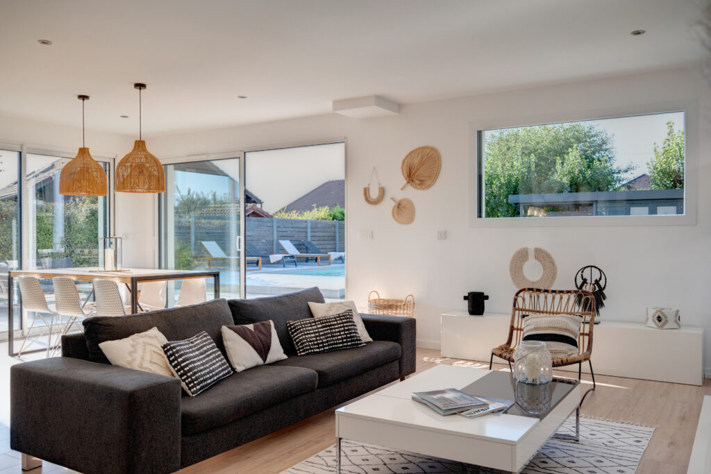 Séjour lumineux bohème chic décoré par l'architecte d'intérieur Annecy de Bomea Studio