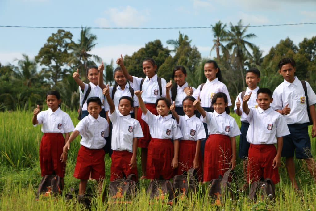 Photo de groupe représentant des écoliers balinais parrainés via l'ONG Anak auprès de laquelle s'engage Bomea Studio