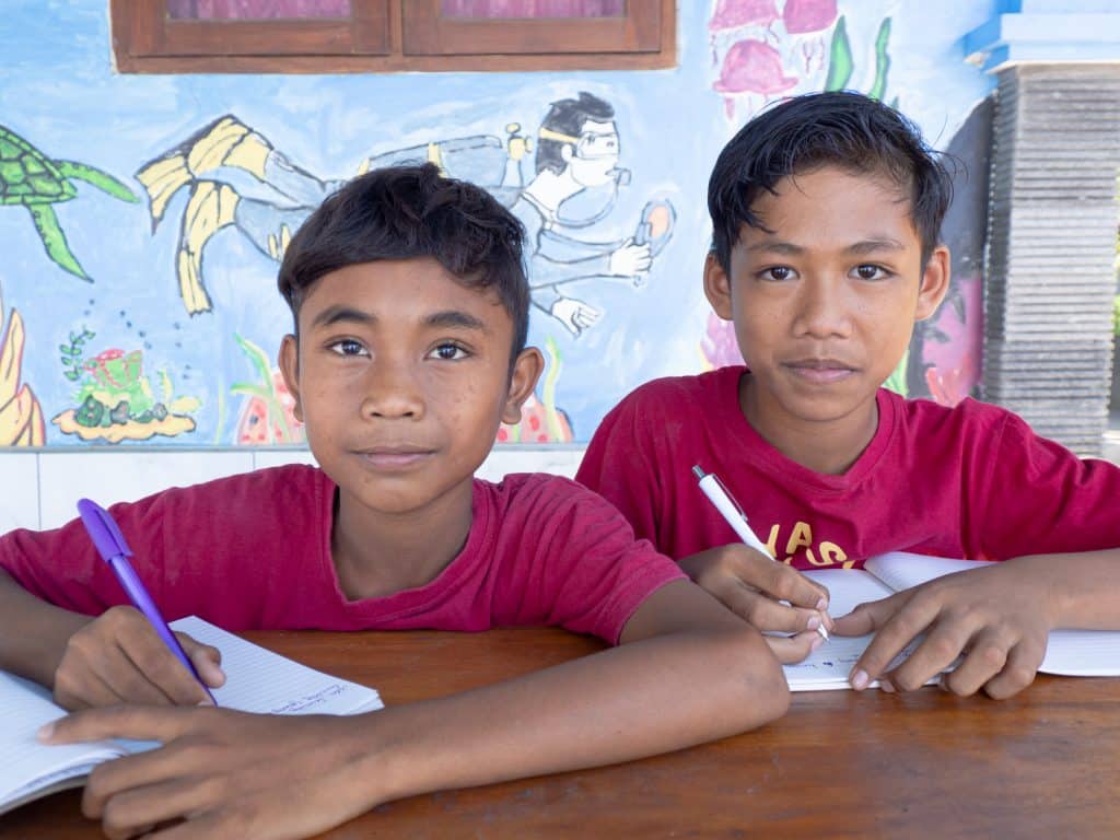 Photos représentant des enfants balinais parrainés via le programme de l'ONG Anak, pour lequel s'engage Bomea Studio