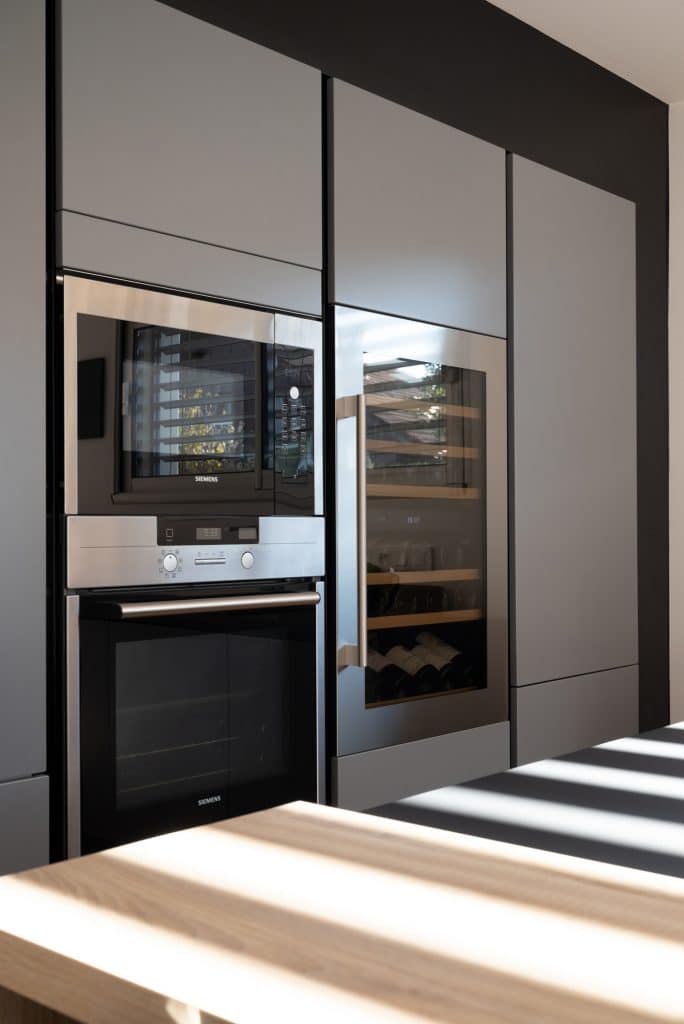 cuisine moderne noire et grise anthracite dans une maison neuve à Annecy