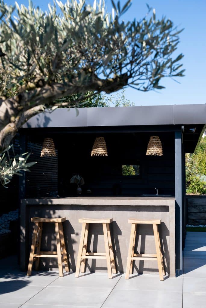 Bar d'extérieur en patio inspiré méditerranéen avec terrasse ensoleillée imaginé par une architecte d'intérieur Annecy
