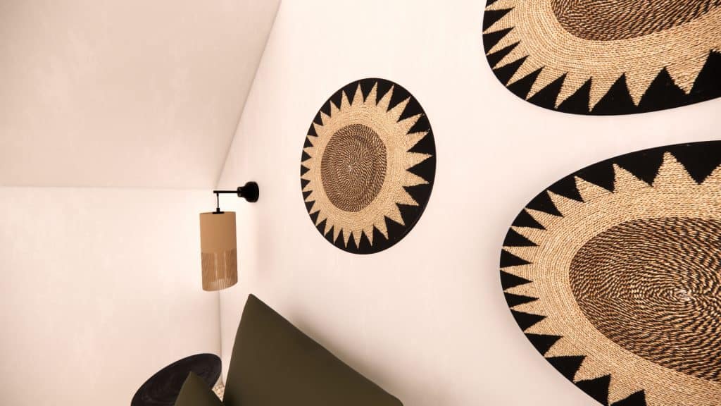 Gros plan sur l'accent décorateur qu'est l'ornement mural en macramé d'une chambre en mezzanine sur petite surface par architecte d'intérieur Annecy