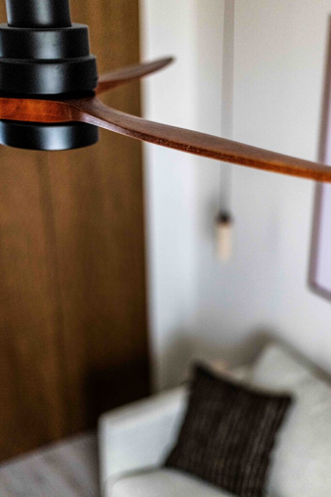 ventilateur de plafond au style japandi