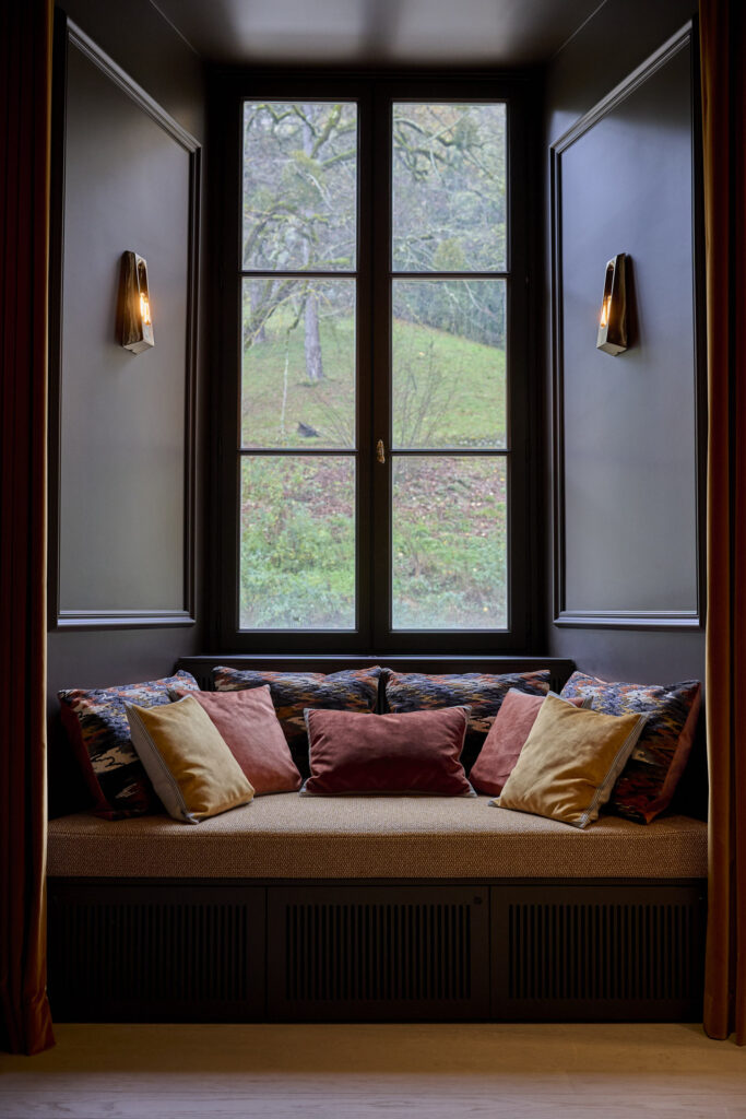 Banquette sur-mesure dans le salon d'un chateau imaginé par bomea dans l'ain
