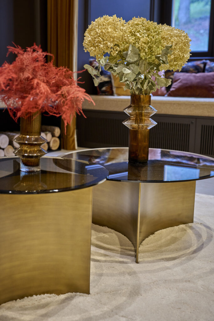 tables basses gigogne en verre et bronze installées dans un chateau dans l'ain par Bomea